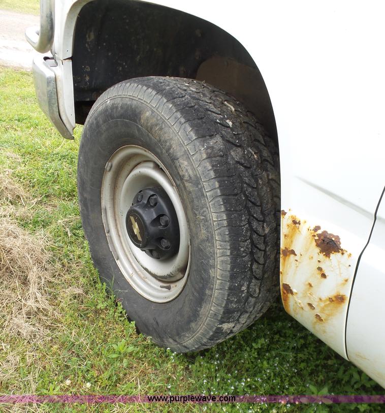 image for item AQ9702 2000 Chevrolet 2500 pickup truck