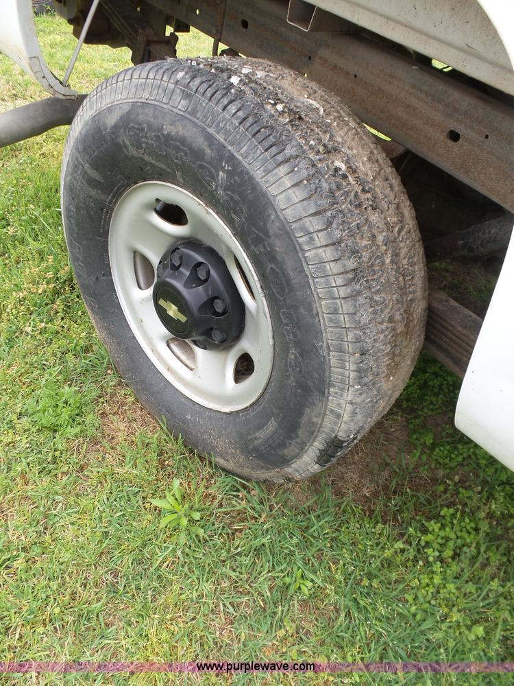 image for item AQ9702 2000 Chevrolet 2500 pickup truck