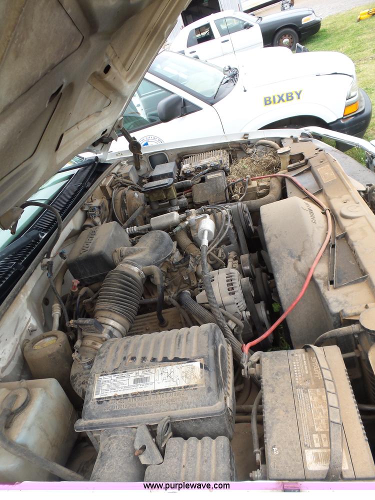 image for item AQ9702 2000 Chevrolet 2500 pickup truck