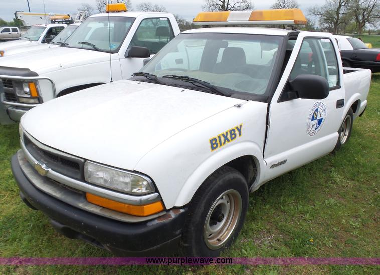 image for item AQ9703 2000 Chevrolet S10 pickup truck