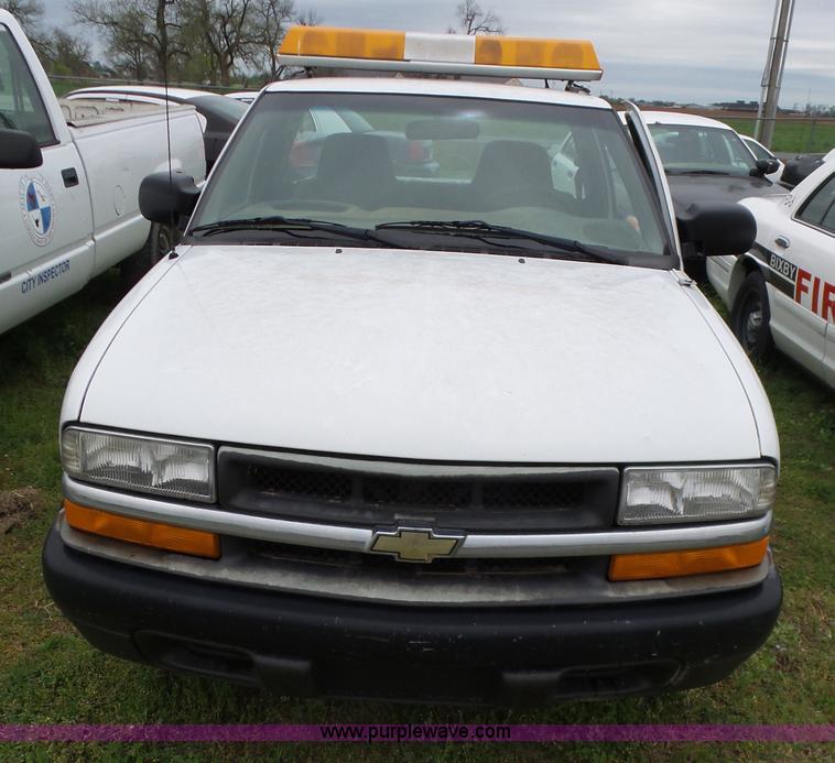 image for item AQ9703 2000 Chevrolet S10 pickup truck