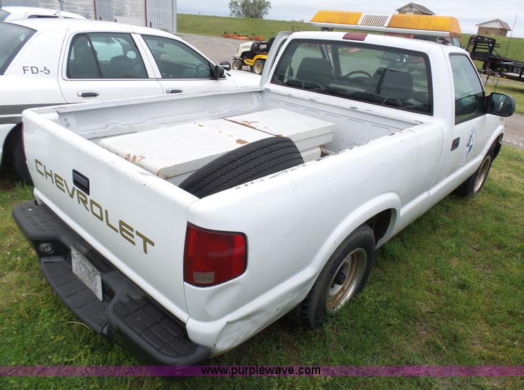image for item AQ9703 2000 Chevrolet S10 pickup truck