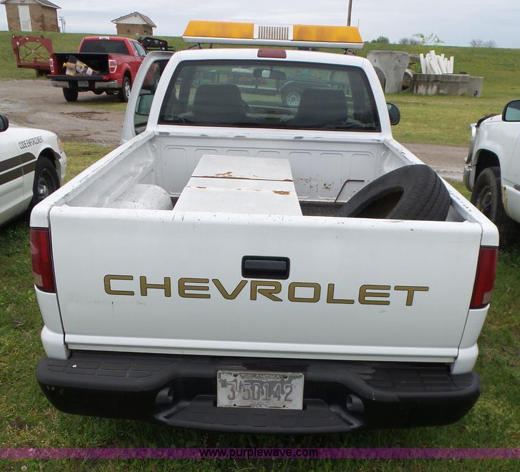 image for item AQ9703 2000 Chevrolet S10 pickup truck