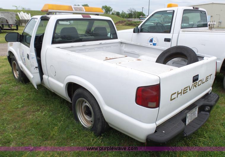 image for item AQ9703 2000 Chevrolet S10 pickup truck