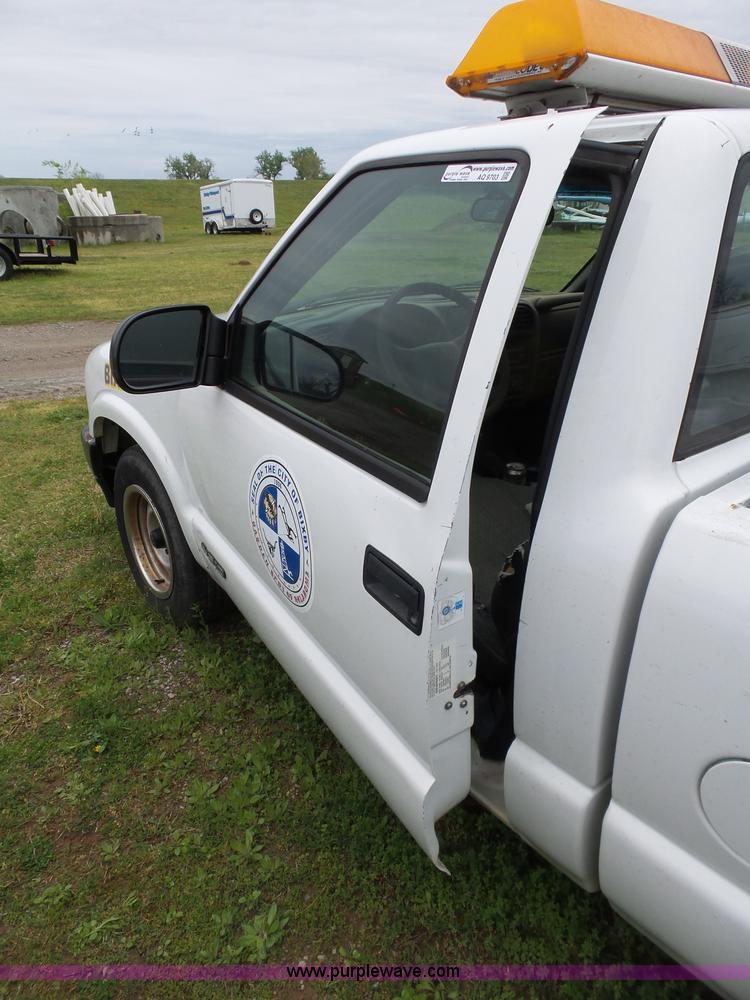 image for item AQ9703 2000 Chevrolet S10 pickup truck