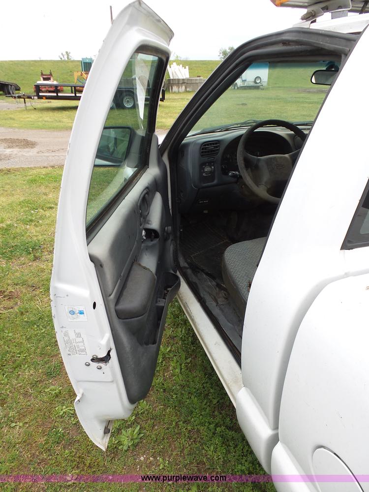 image for item AQ9703 2000 Chevrolet S10 pickup truck