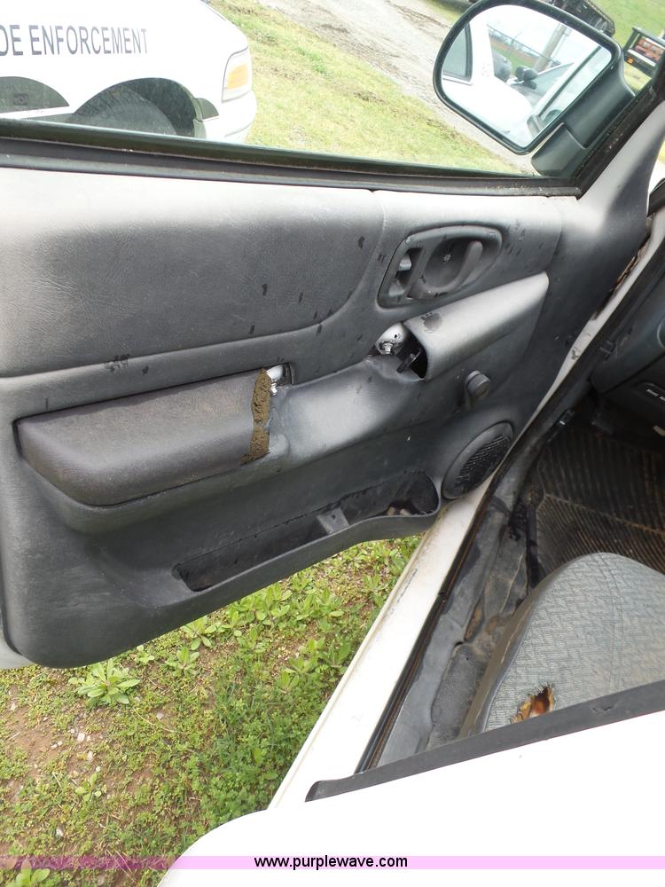 image for item AQ9703 2000 Chevrolet S10 pickup truck