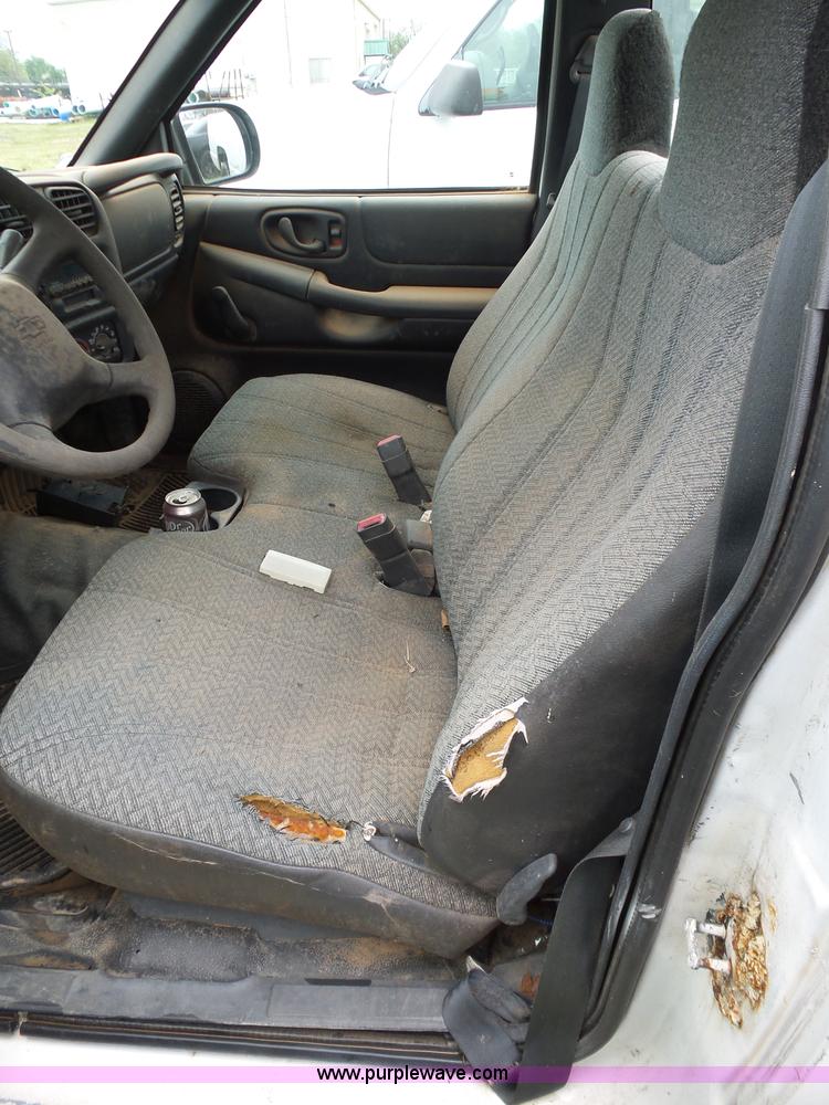 image for item AQ9703 2000 Chevrolet S10 pickup truck