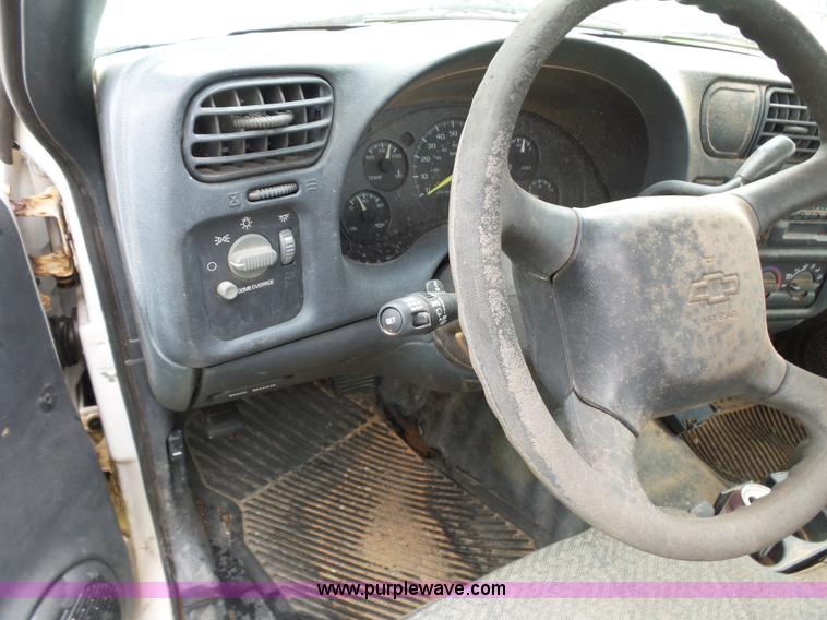 image for item AQ9703 2000 Chevrolet S10 pickup truck