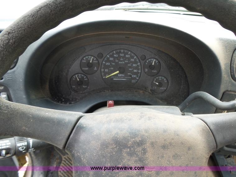 image for item AQ9703 2000 Chevrolet S10 pickup truck