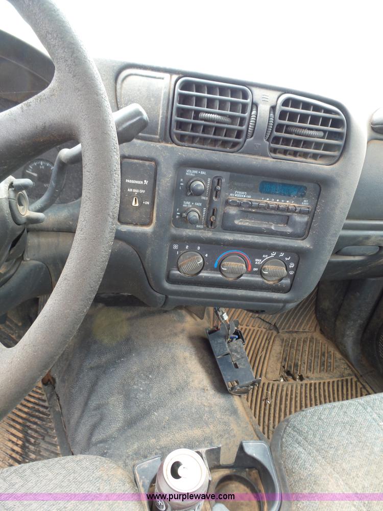 image for item AQ9703 2000 Chevrolet S10 pickup truck