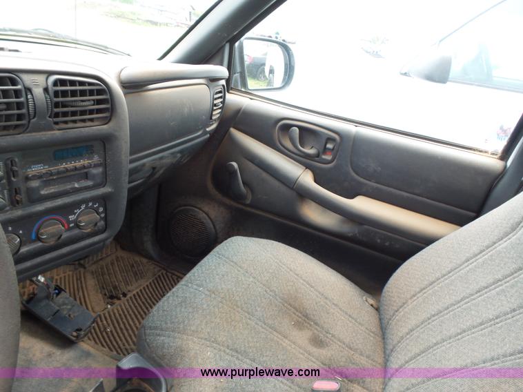 image for item AQ9703 2000 Chevrolet S10 pickup truck