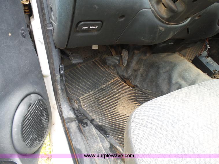 image for item AQ9703 2000 Chevrolet S10 pickup truck