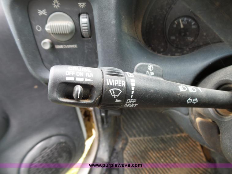 image for item AQ9703 2000 Chevrolet S10 pickup truck