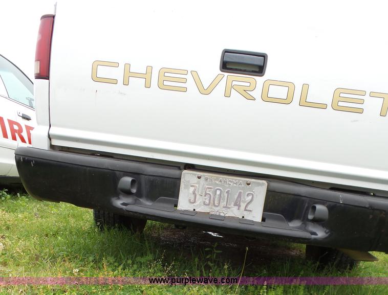 image for item AQ9703 2000 Chevrolet S10 pickup truck