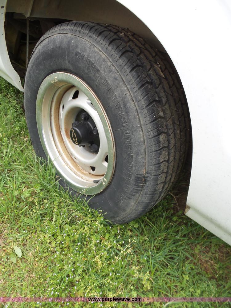 image for item AQ9703 2000 Chevrolet S10 pickup truck