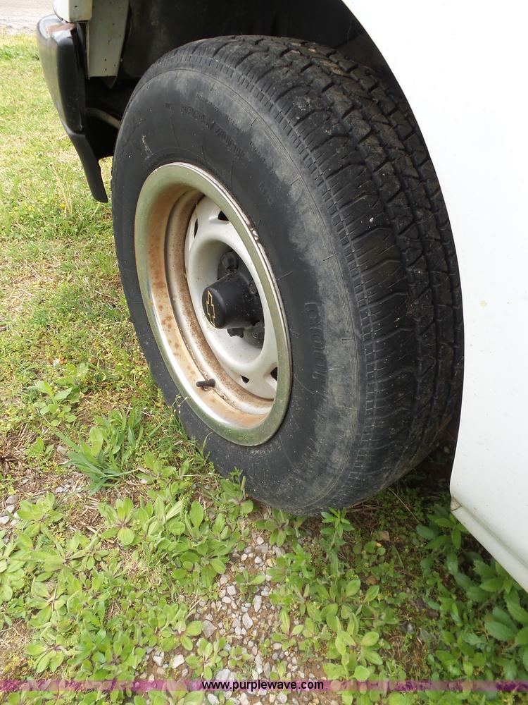 image for item AQ9703 2000 Chevrolet S10 pickup truck