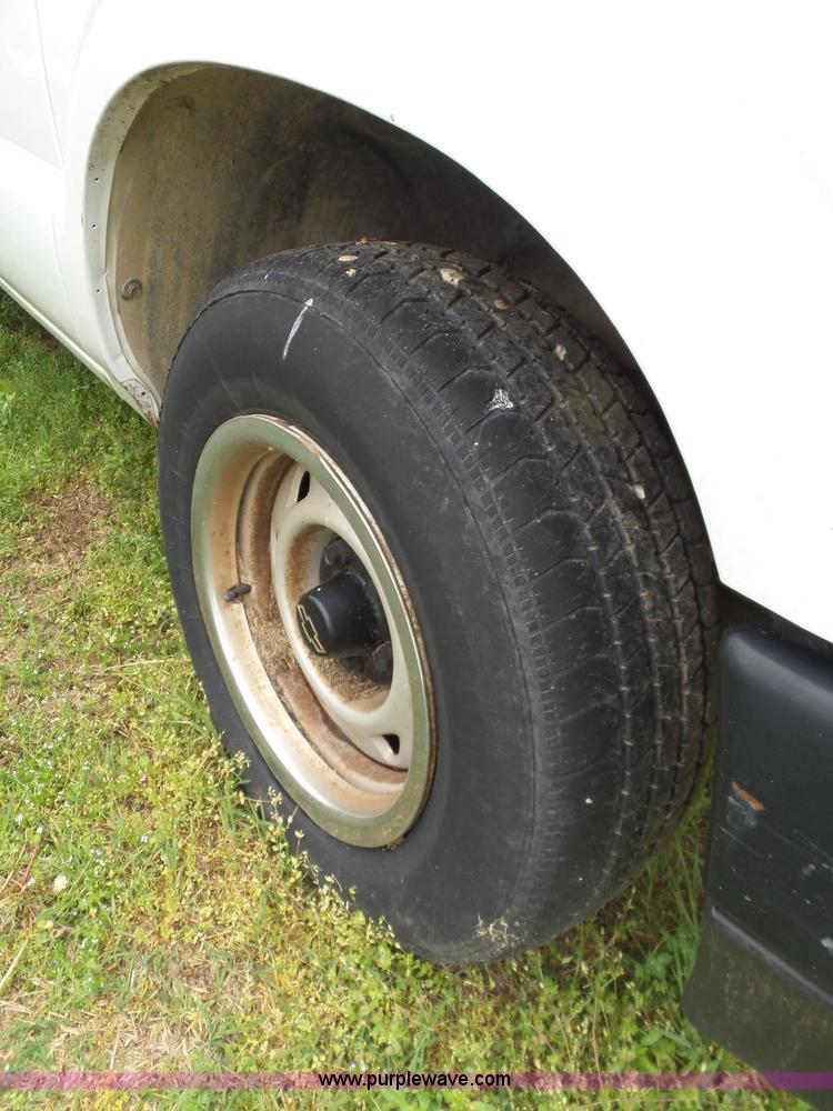 image for item AQ9703 2000 Chevrolet S10 pickup truck