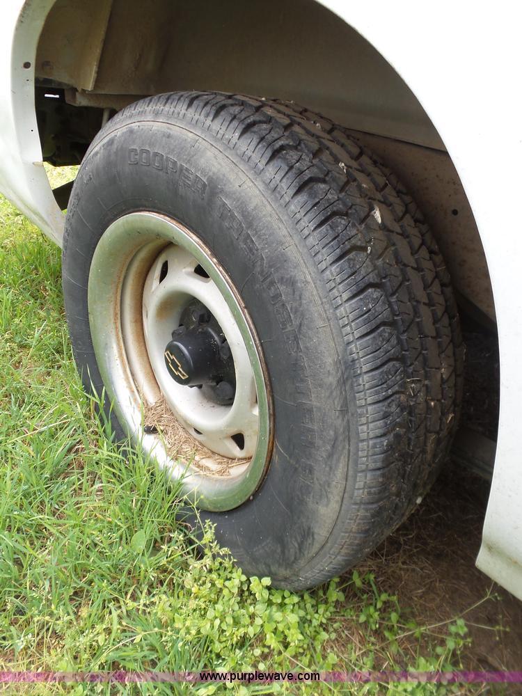 image for item AQ9703 2000 Chevrolet S10 pickup truck