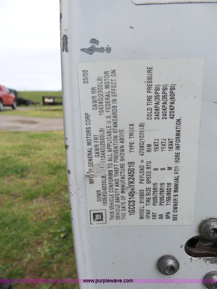 image for item AQ9703 2000 Chevrolet S10 pickup truck