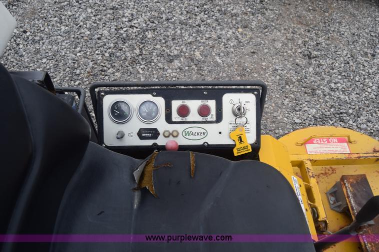 image for item BF9979 2000 Walker MDDGHS lawn mower