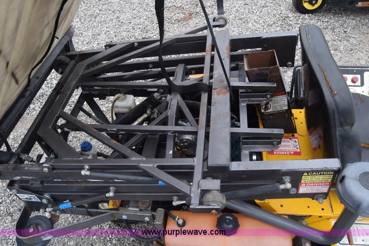 image for item BF9979 2000 Walker MDDGHS lawn mower