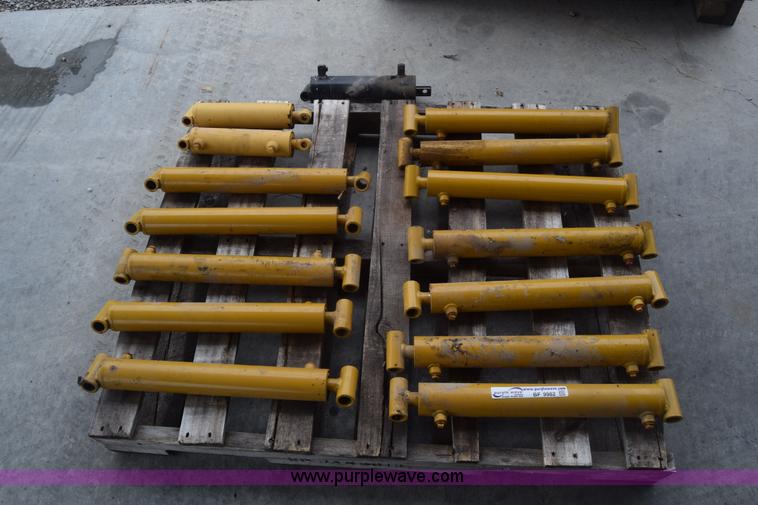 image for item BF9982 (15) Cross hydraulic cylinders