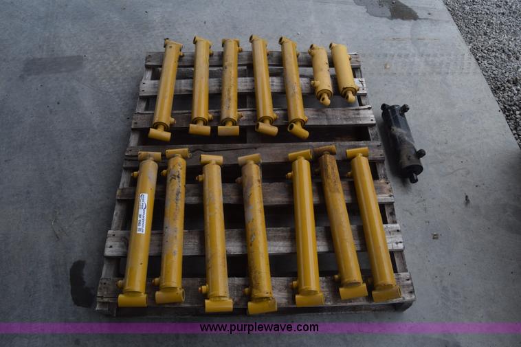 image for item BF9982 (15) Cross hydraulic cylinders