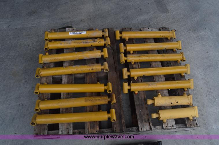 image for item BF9982 (15) Cross hydraulic cylinders