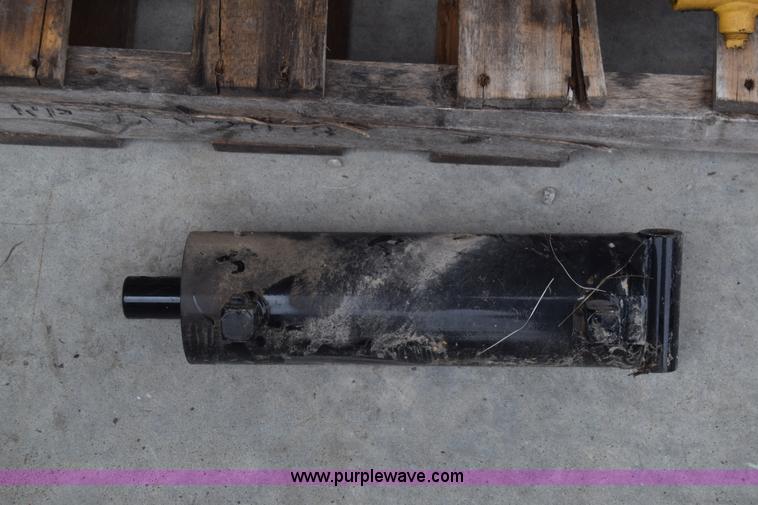 image for item BF9982 (15) Cross hydraulic cylinders