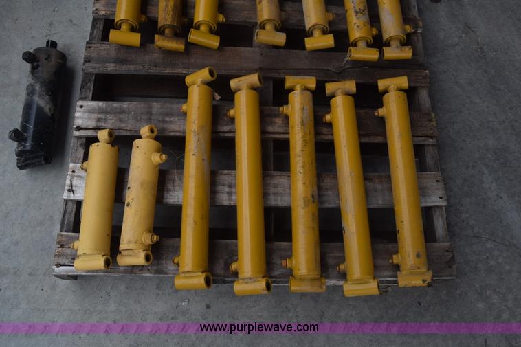 image for item BF9982 (15) Cross hydraulic cylinders