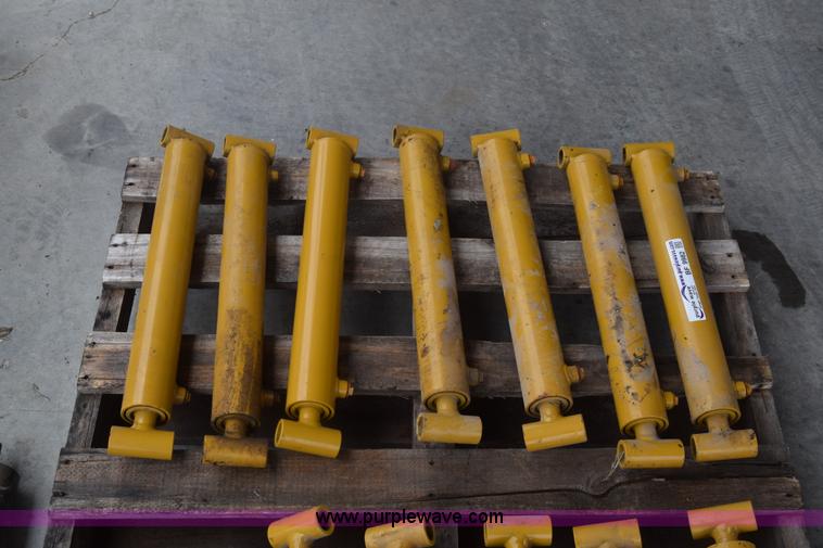 image for item BF9982 (15) Cross hydraulic cylinders