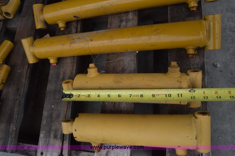 image for item BF9982 (15) Cross hydraulic cylinders