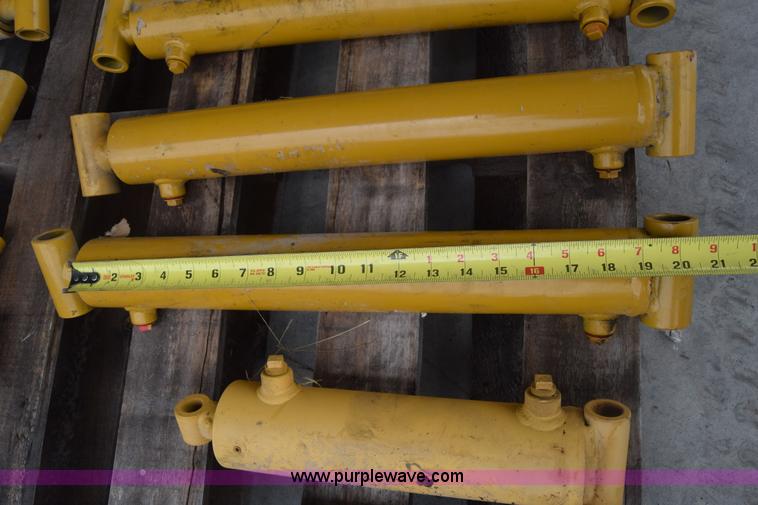 image for item BF9982 (15) Cross hydraulic cylinders