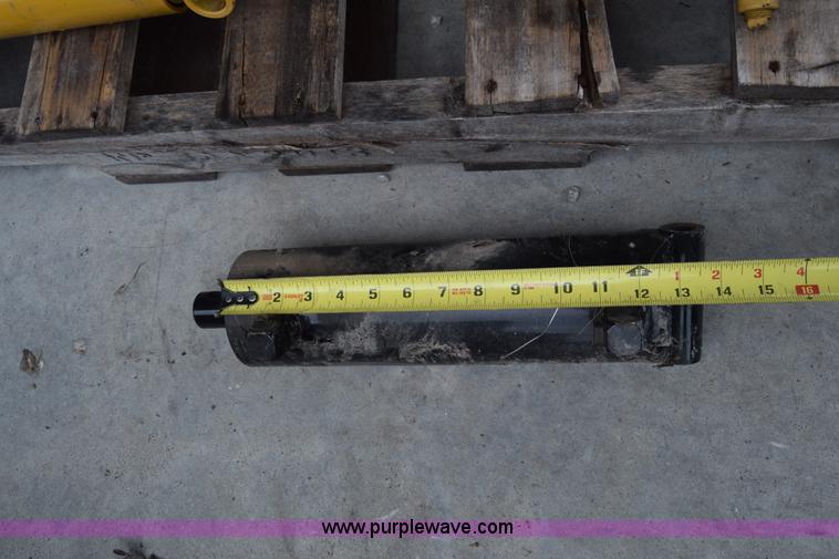 image for item BF9982 (15) Cross hydraulic cylinders