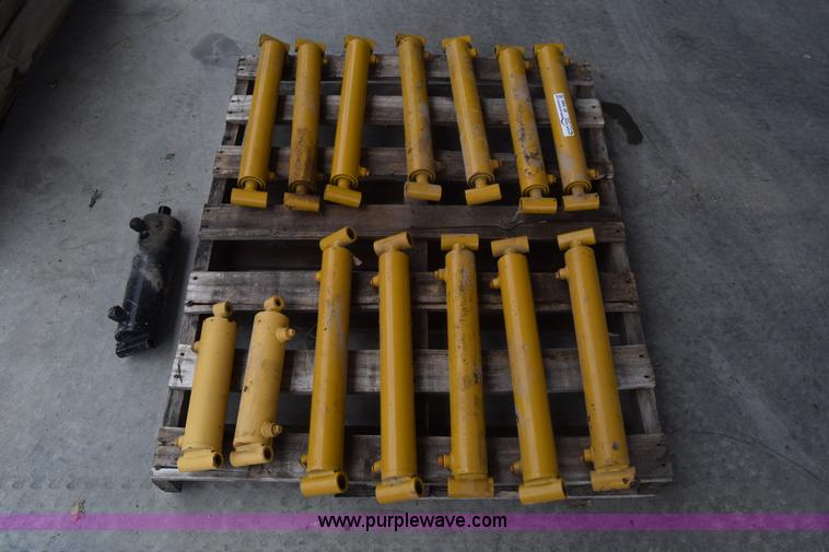 image for item BF9982 (15) Cross hydraulic cylinders