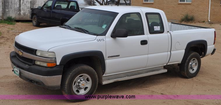 image for item G7348 2001 Chevrolet Silverado 2500HD Ext. Cab pickup truck