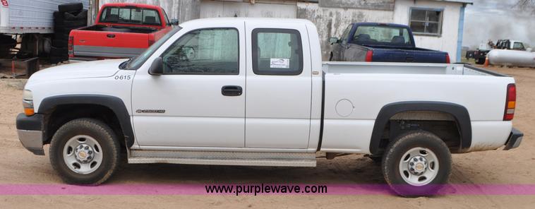 image for item G7348 2001 Chevrolet Silverado 2500HD Ext. Cab pickup truck