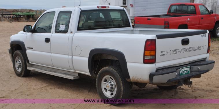 image for item G7348 2001 Chevrolet Silverado 2500HD Ext. Cab pickup truck