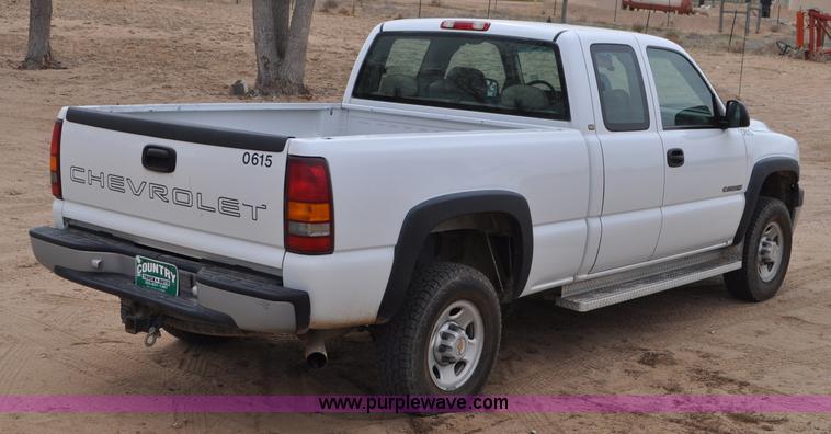 image for item G7348 2001 Chevrolet Silverado 2500HD Ext. Cab pickup truck