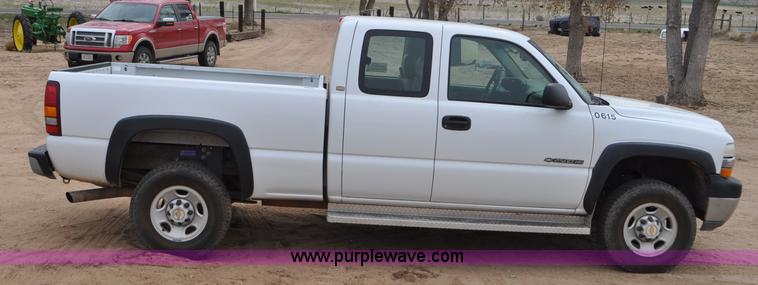image for item G7348 2001 Chevrolet Silverado 2500HD Ext. Cab pickup truck