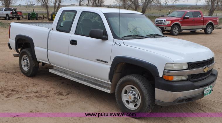 image for item G7348 2001 Chevrolet Silverado 2500HD Ext. Cab pickup truck