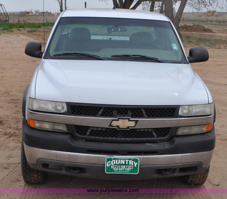 image for item G7348 2001 Chevrolet Silverado 2500HD Ext. Cab pickup truck