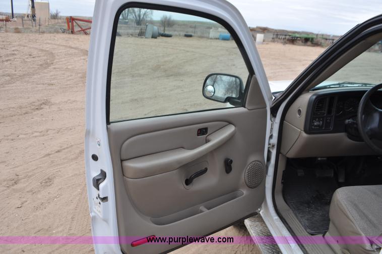 image for item G7348 2001 Chevrolet Silverado 2500HD Ext. Cab pickup truck