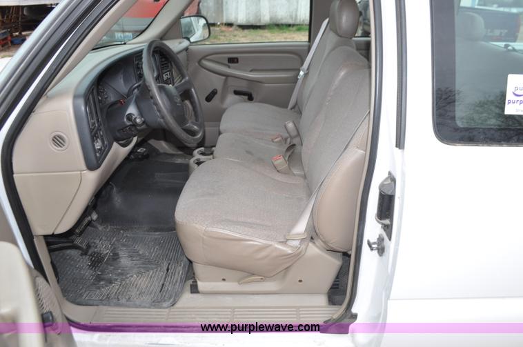 image for item G7348 2001 Chevrolet Silverado 2500HD Ext. Cab pickup truck