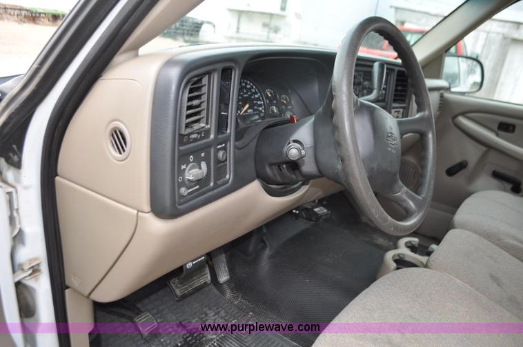 image for item G7348 2001 Chevrolet Silverado 2500HD Ext. Cab pickup truck