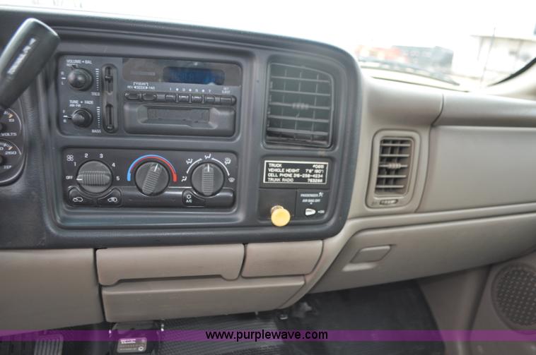 image for item G7348 2001 Chevrolet Silverado 2500HD Ext. Cab pickup truck