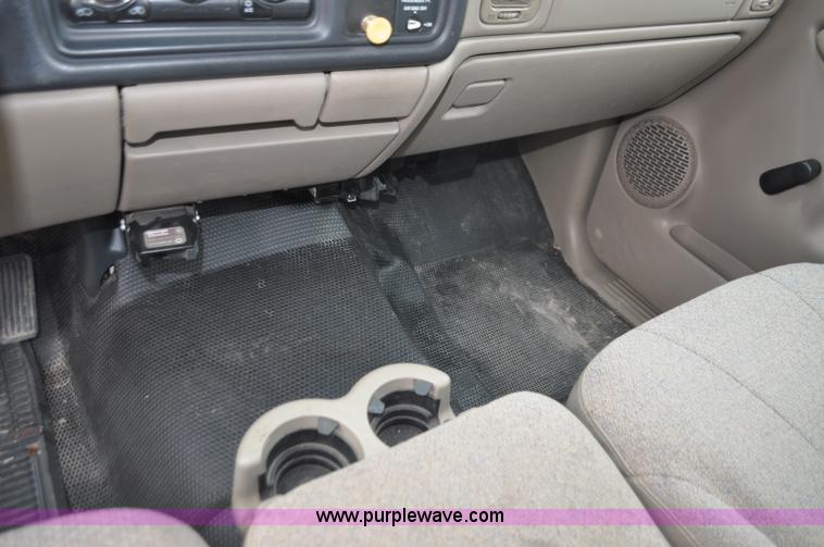 image for item G7348 2001 Chevrolet Silverado 2500HD Ext. Cab pickup truck