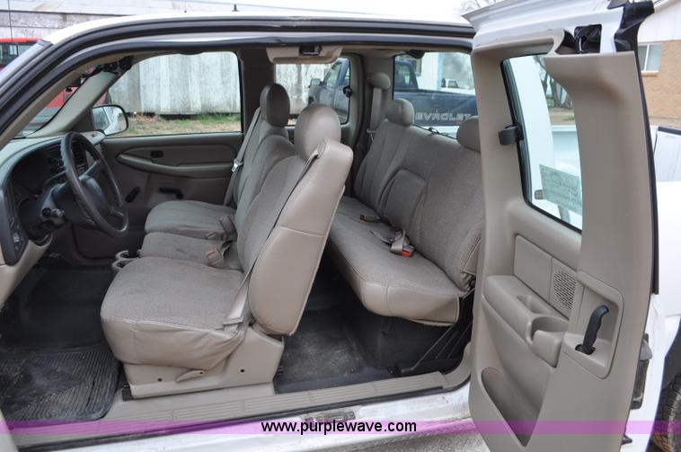 image for item G7348 2001 Chevrolet Silverado 2500HD Ext. Cab pickup truck