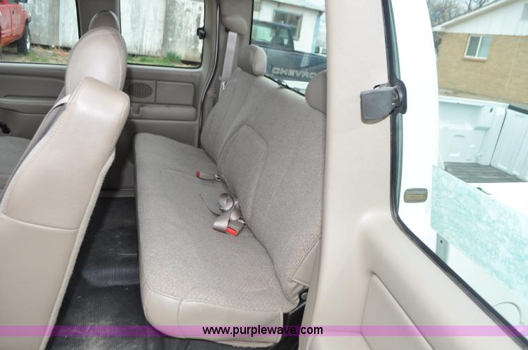 image for item G7348 2001 Chevrolet Silverado 2500HD Ext. Cab pickup truck